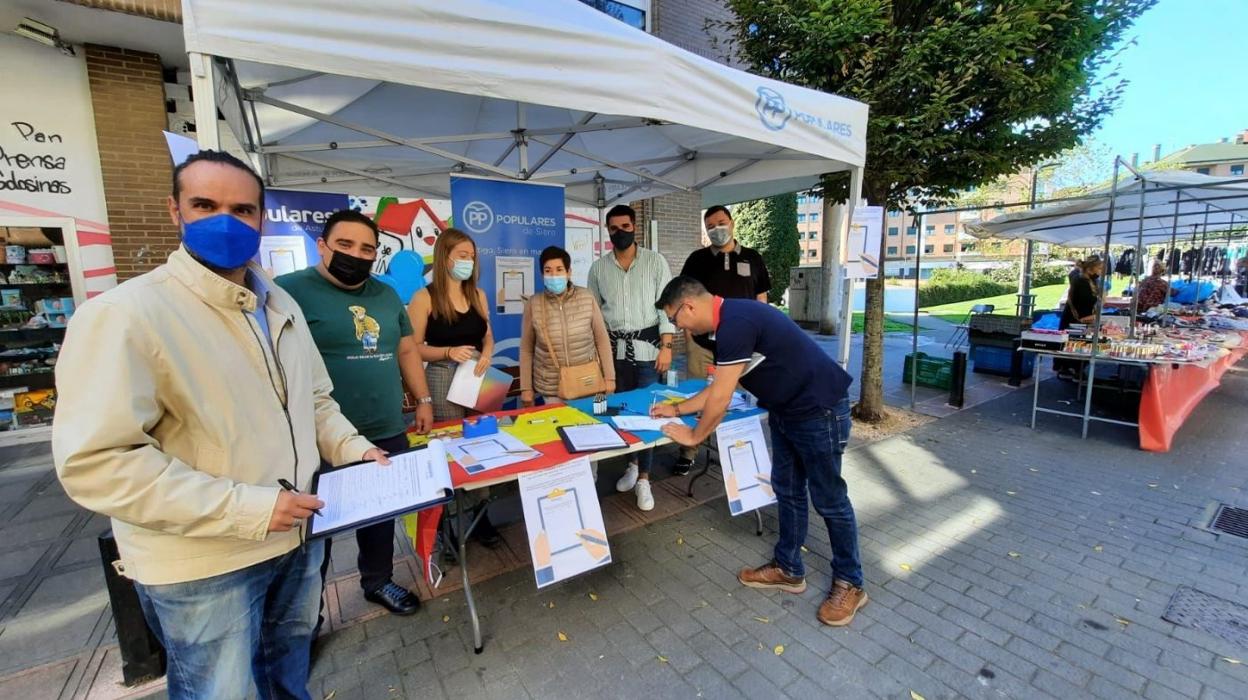 Los populares durante la recogida del firmas el pasado viernes. 