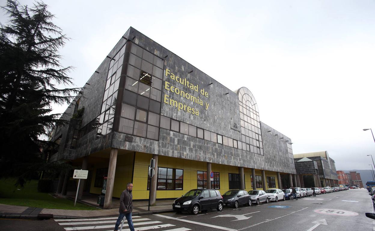 Facultad de Economía y Empresa de la Universidad de Oviedo, en una imagen de archivo, donde se ubicarán los ejemplares donados. 