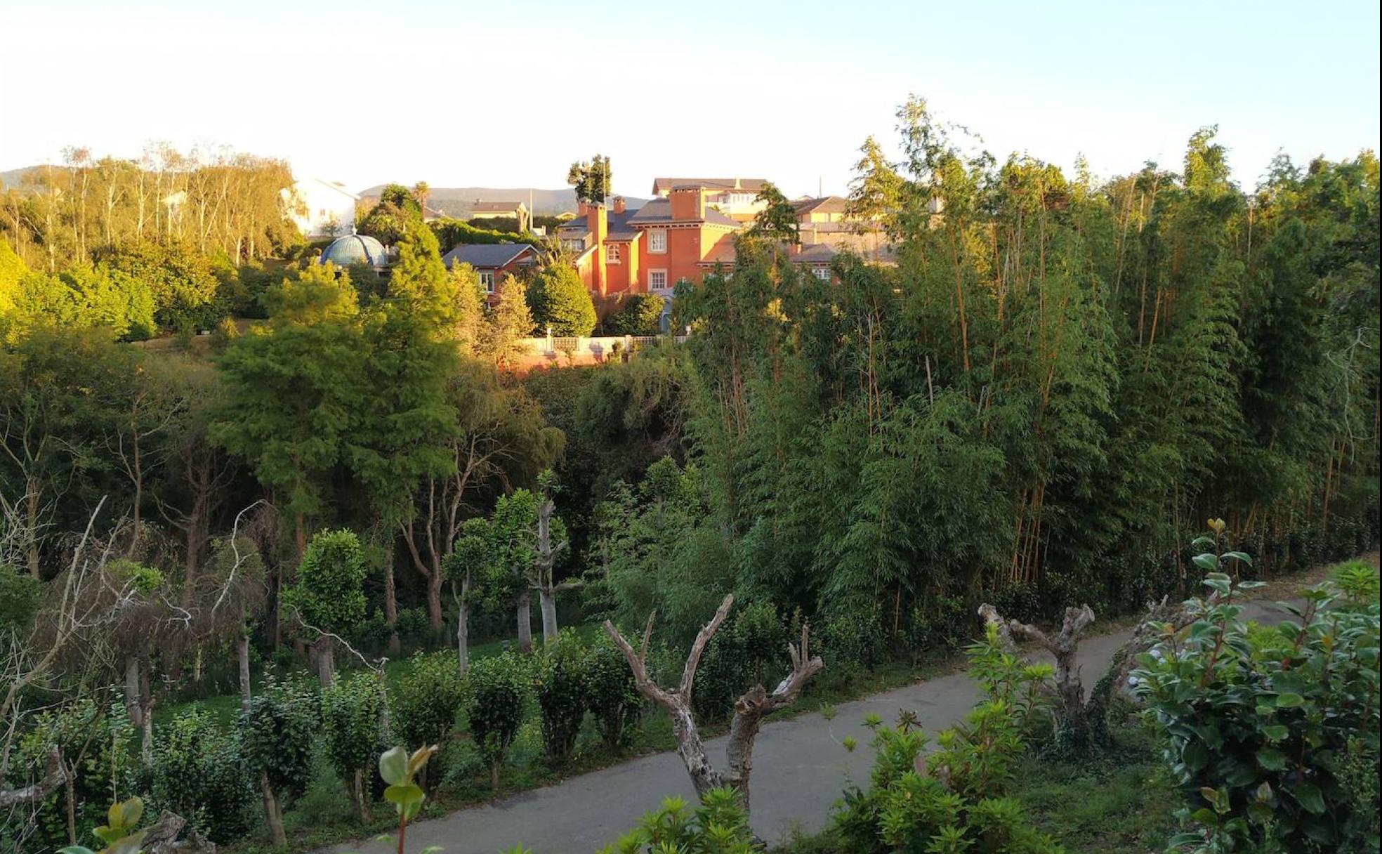 En Luarca se encuentra el mayor jardín botánico privado de Europa con cerca de 20 hectáreas. 