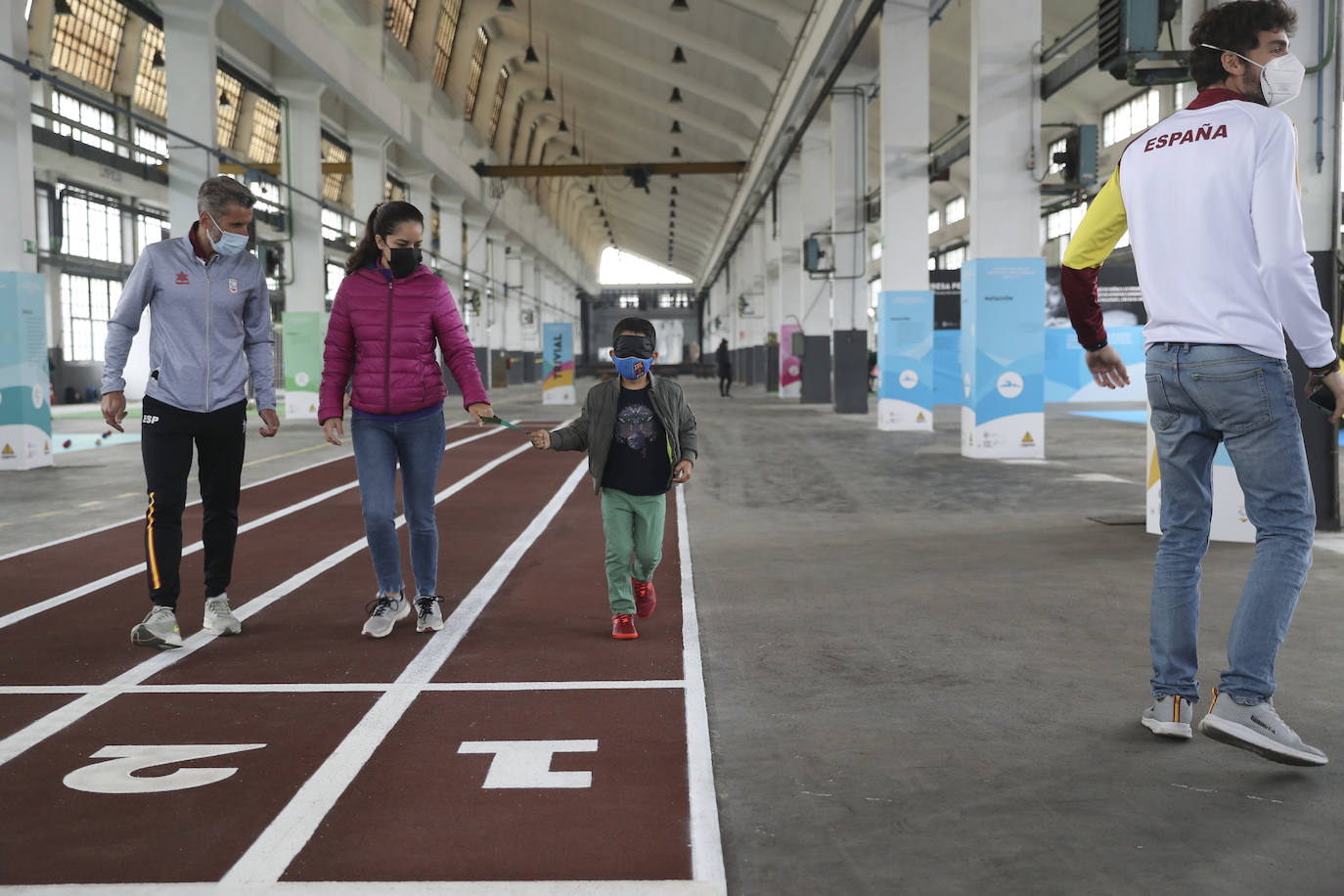 Los más pequeños han podido disfrutar ya de los minijuegos paralímpicos en la jornada de 'Homenaje a Teresa Perales' y del taller «Bolsas sobre la marcha» en el Espacio Steinem. Para los adultos también se han celebrado actividades como «Cuerpo consciente», inspirada en el libro 'Revolution from within' de la Premio Princesa de Asturias de Comunicación y Humanides 2021. 