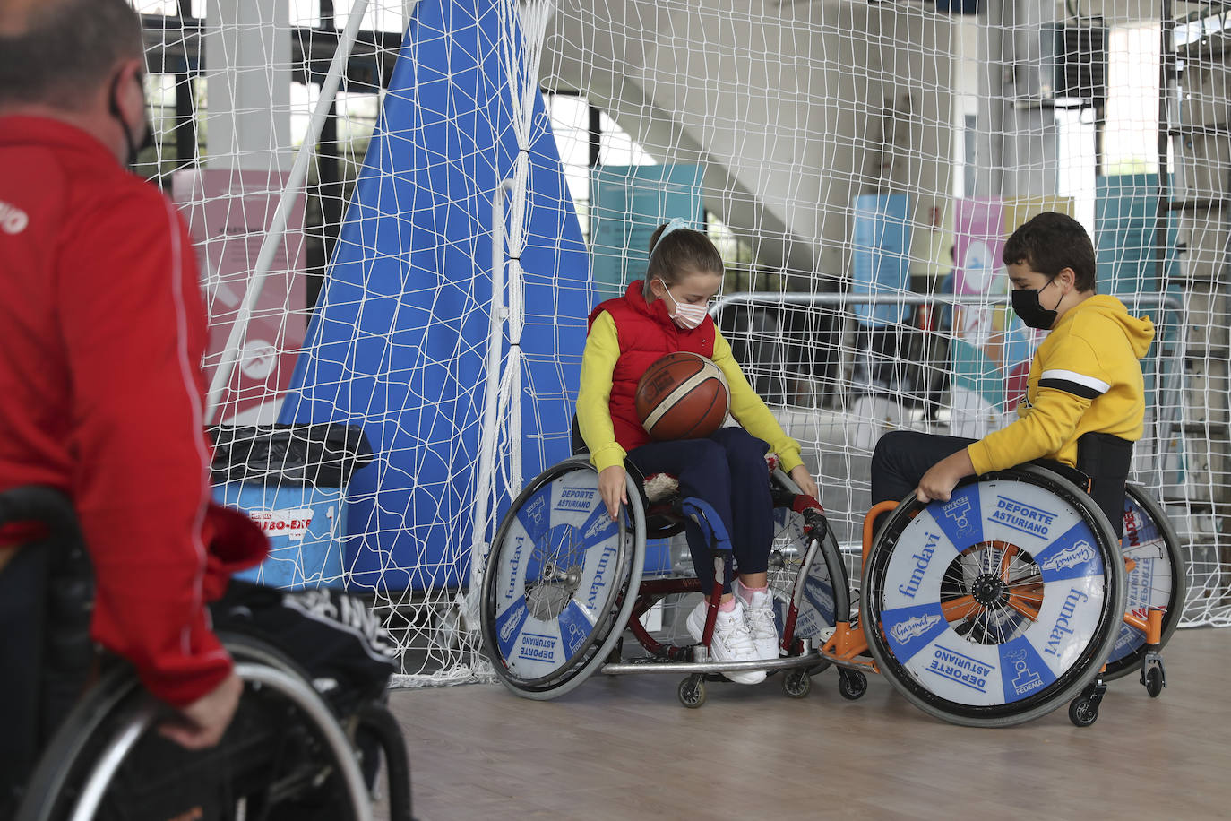 Los más pequeños han podido disfrutar ya de los minijuegos paralímpicos en la jornada de 'Homenaje a Teresa Perales' y del taller «Bolsas sobre la marcha» en el Espacio Steinem. Para los adultos también se han celebrado actividades como «Cuerpo consciente», inspirada en el libro 'Revolution from within' de la Premio Princesa de Asturias de Comunicación y Humanides 2021. 