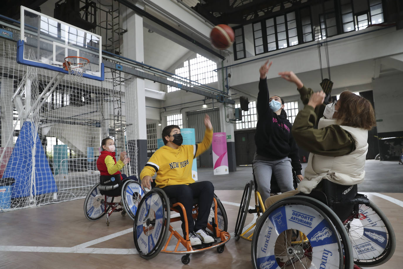 Los más pequeños han podido disfrutar ya de los minijuegos paralímpicos en la jornada de 'Homenaje a Teresa Perales' y del taller «Bolsas sobre la marcha» en el Espacio Steinem. Para los adultos también se han celebrado actividades como «Cuerpo consciente», inspirada en el libro 'Revolution from within' de la Premio Princesa de Asturias de Comunicación y Humanides 2021. 