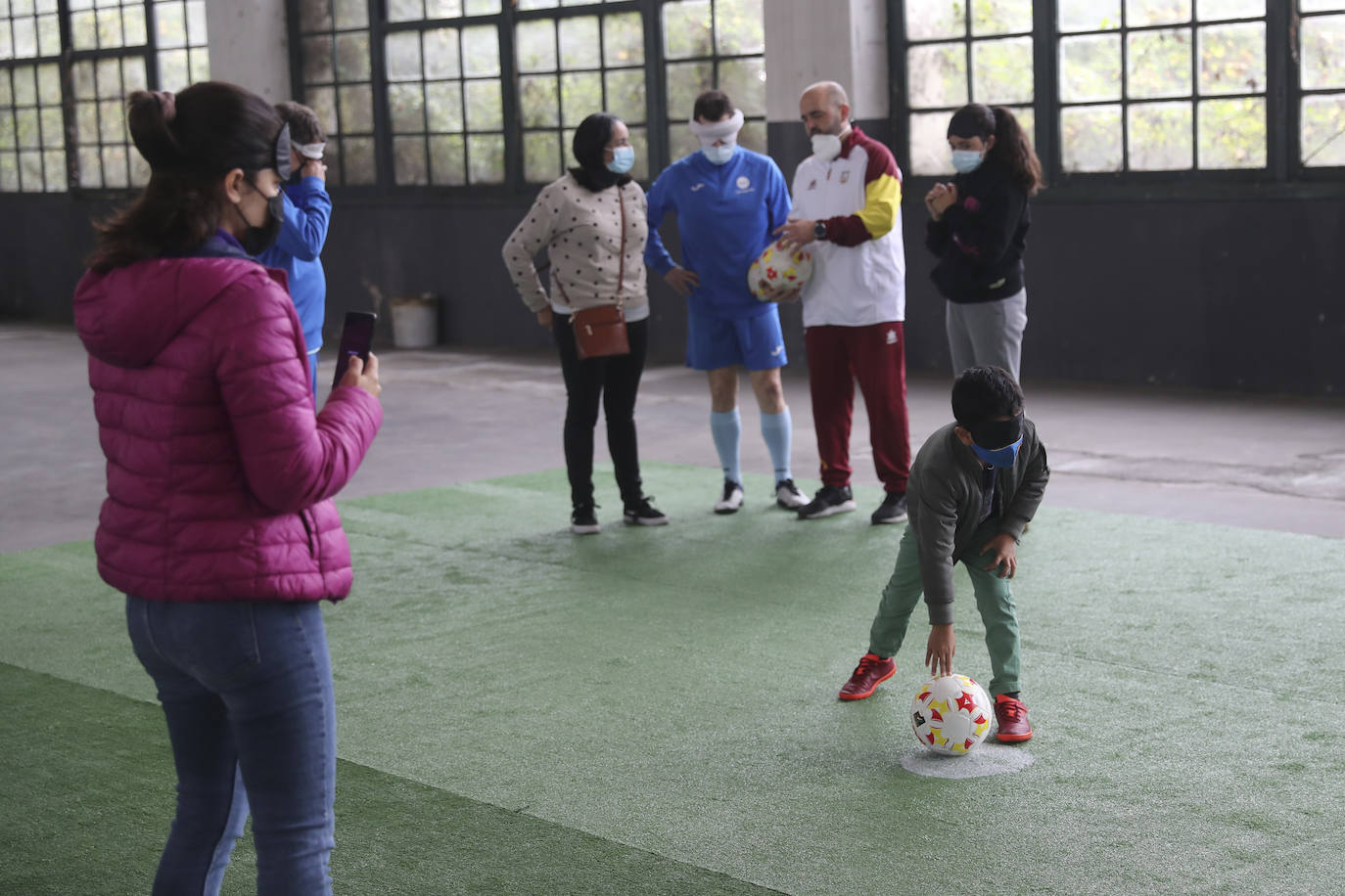 Los más pequeños han podido disfrutar ya de los minijuegos paralímpicos en la jornada de 'Homenaje a Teresa Perales' y del taller «Bolsas sobre la marcha» en el Espacio Steinem. Para los adultos también se han celebrado actividades como «Cuerpo consciente», inspirada en el libro 'Revolution from within' de la Premio Princesa de Asturias de Comunicación y Humanides 2021. 