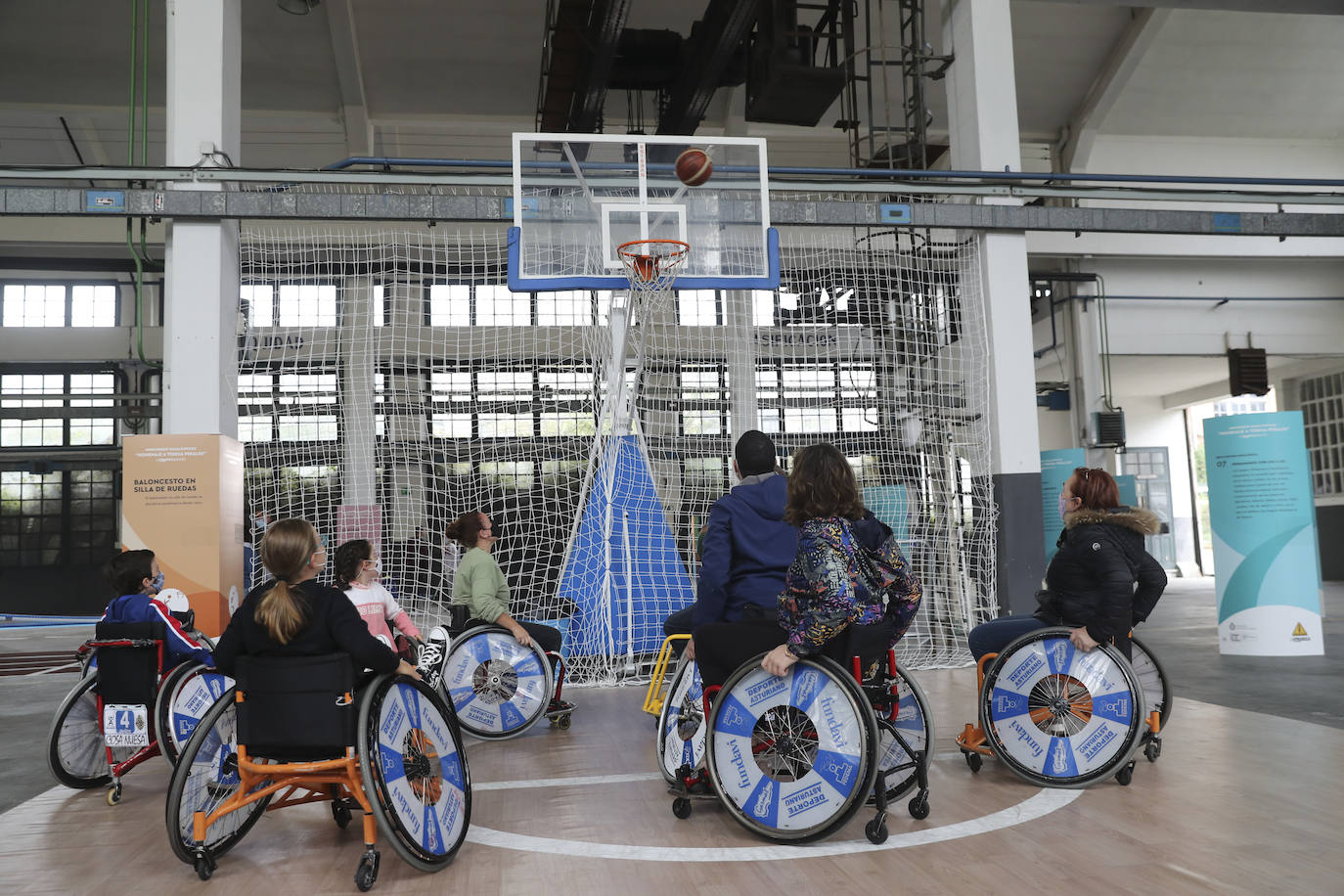 Los más pequeños han podido disfrutar ya de los minijuegos paralímpicos en la jornada de 'Homenaje a Teresa Perales' y del taller «Bolsas sobre la marcha» en el Espacio Steinem. Para los adultos también se han celebrado actividades como «Cuerpo consciente», inspirada en el libro 'Revolution from within' de la Premio Princesa de Asturias de Comunicación y Humanides 2021. 