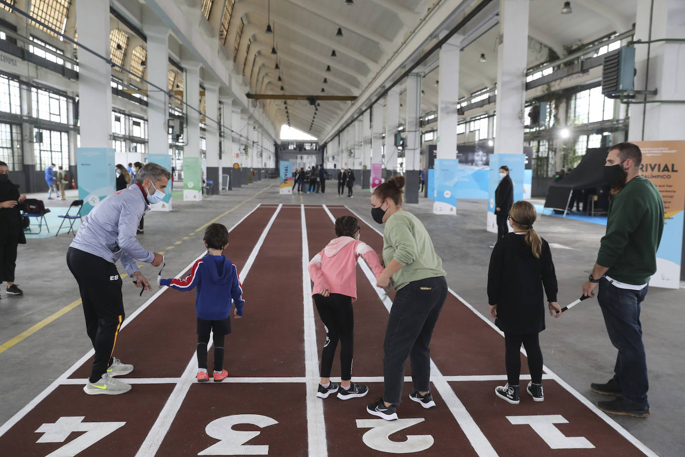Los más pequeños han podido disfrutar ya de los minijuegos paralímpicos en la jornada de 'Homenaje a Teresa Perales' y del taller «Bolsas sobre la marcha» en el Espacio Steinem. Para los adultos también se han celebrado actividades como «Cuerpo consciente», inspirada en el libro 'Revolution from within' de la Premio Princesa de Asturias de Comunicación y Humanides 2021. 