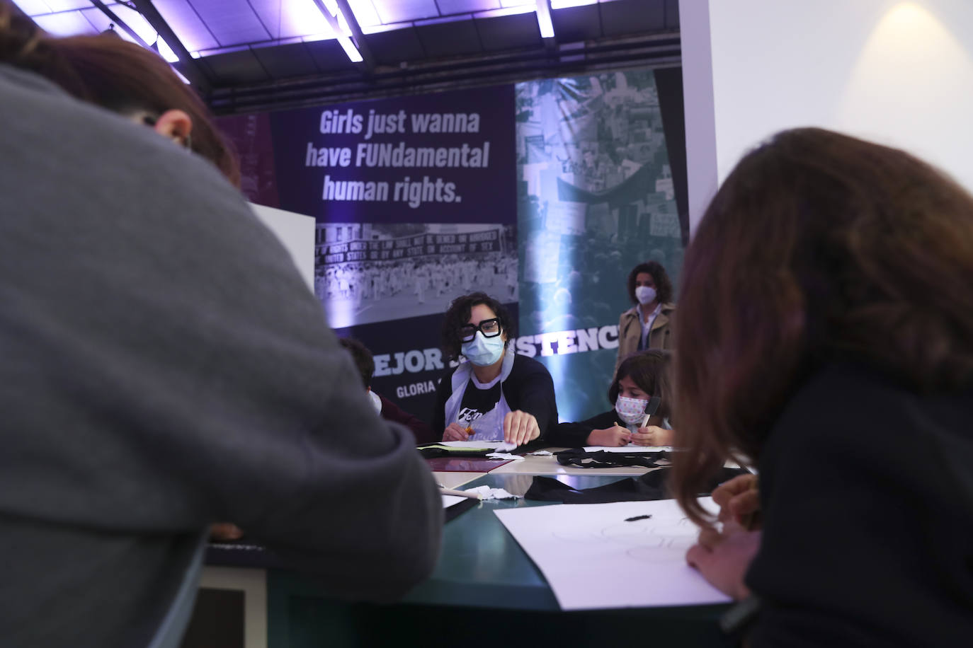 Los más pequeños han podido disfrutar ya de los minijuegos paralímpicos en la jornada de 'Homenaje a Teresa Perales' y del taller «Bolsas sobre la marcha» en el Espacio Steinem. Para los adultos también se han celebrado actividades como «Cuerpo consciente», inspirada en el libro 'Revolution from within' de la Premio Princesa de Asturias de Comunicación y Humanides 2021. 