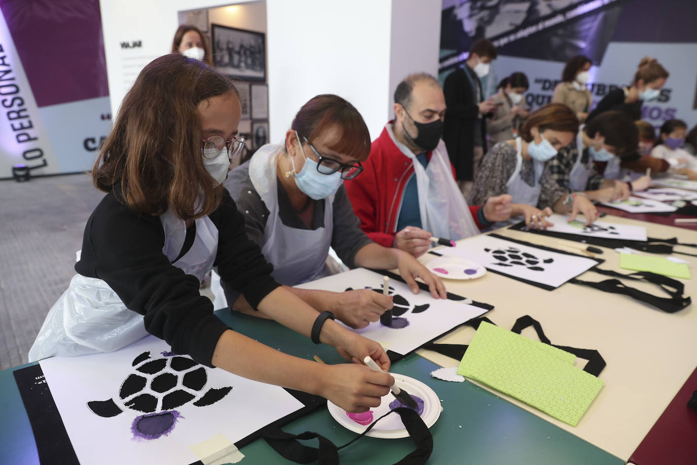 Los más pequeños han podido disfrutar ya de los minijuegos paralímpicos en la jornada de 'Homenaje a Teresa Perales' y del taller «Bolsas sobre la marcha» en el Espacio Steinem. Para los adultos también se han celebrado actividades como «Cuerpo consciente», inspirada en el libro 'Revolution from within' de la Premio Princesa de Asturias de Comunicación y Humanides 2021. 
