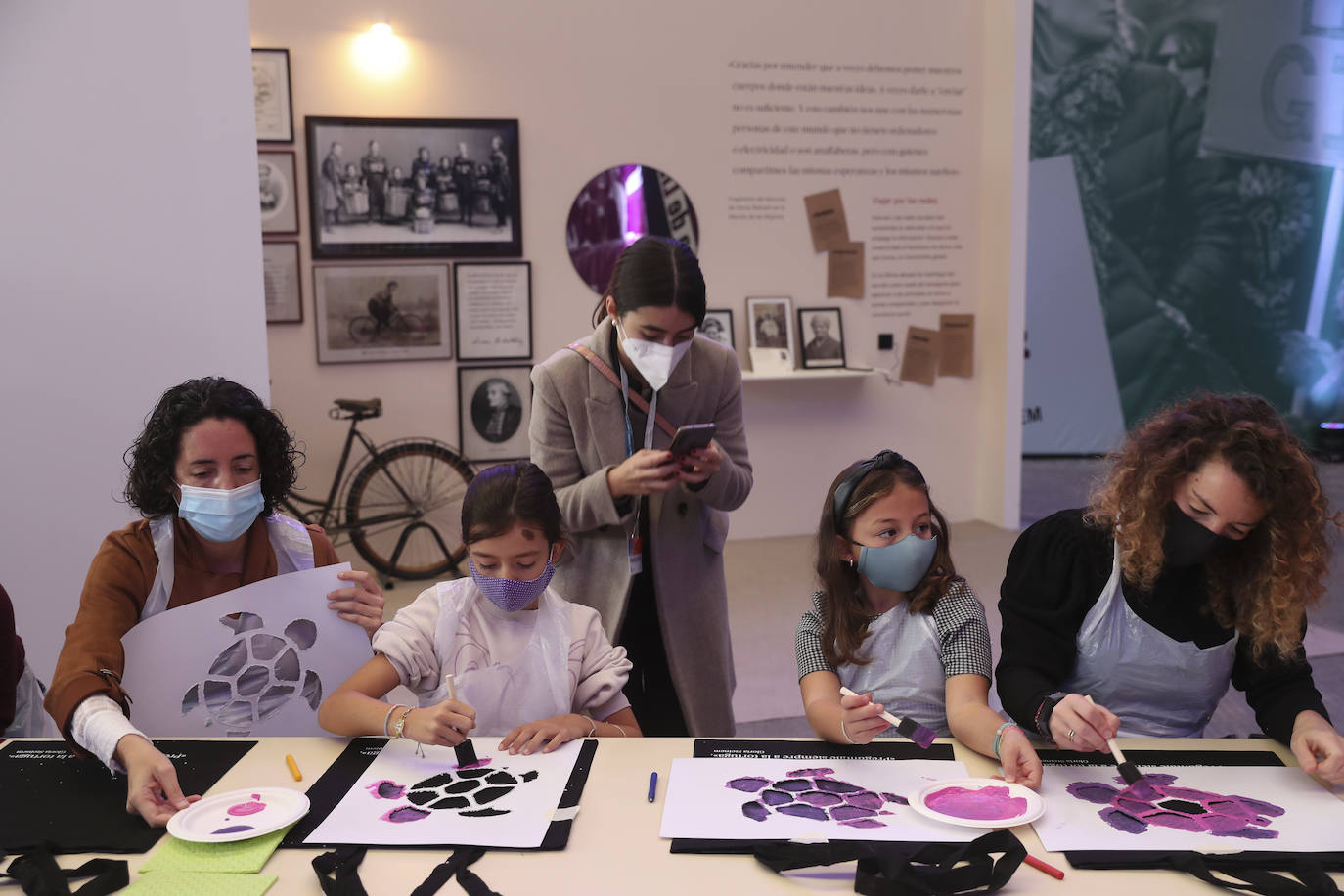 Los más pequeños han podido disfrutar ya de los minijuegos paralímpicos en la jornada de 'Homenaje a Teresa Perales' y del taller «Bolsas sobre la marcha» en el Espacio Steinem. Para los adultos también se han celebrado actividades como «Cuerpo consciente», inspirada en el libro 'Revolution from within' de la Premio Princesa de Asturias de Comunicación y Humanides 2021. 
