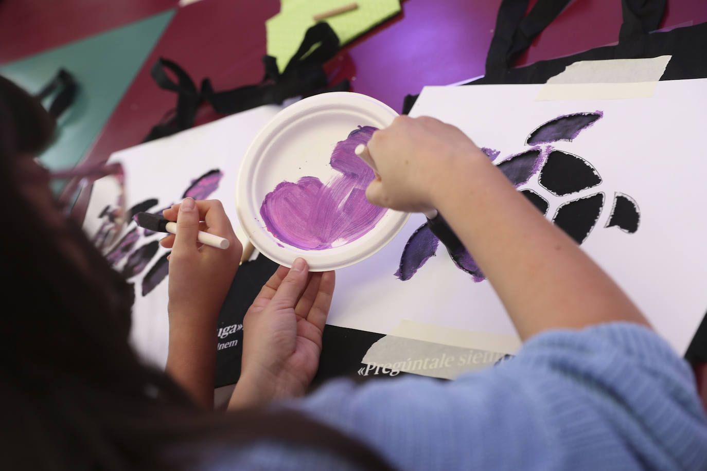 Los más pequeños han podido disfrutar ya de los minijuegos paralímpicos en la jornada de 'Homenaje a Teresa Perales' y del taller «Bolsas sobre la marcha» en el Espacio Steinem. Para los adultos también se han celebrado actividades como «Cuerpo consciente», inspirada en el libro 'Revolution from within' de la Premio Princesa de Asturias de Comunicación y Humanides 2021. 