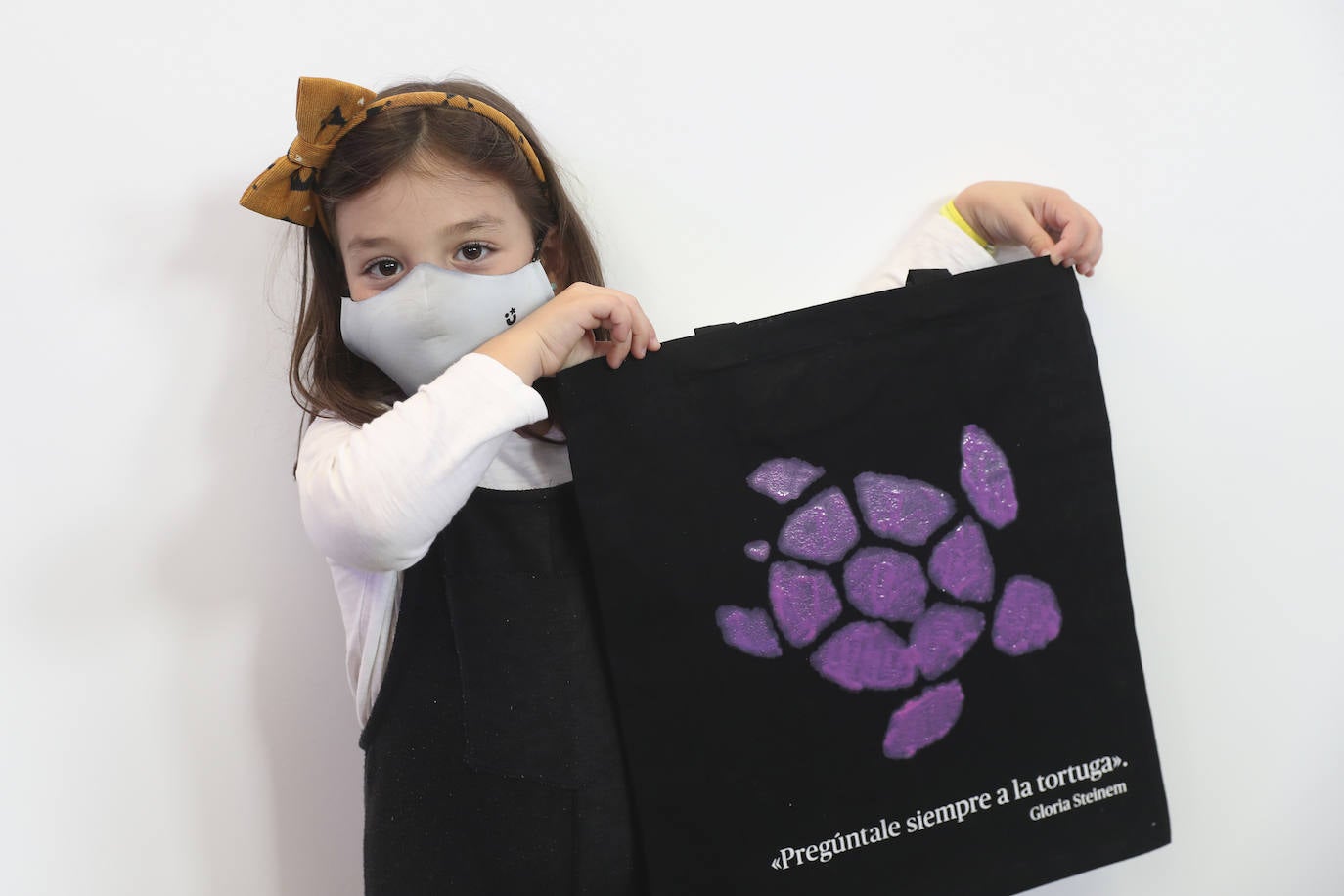 Los más pequeños han podido disfrutar ya de los minijuegos paralímpicos en la jornada de 'Homenaje a Teresa Perales' y del taller «Bolsas sobre la marcha» en el Espacio Steinem. Para los adultos también se han celebrado actividades como «Cuerpo consciente», inspirada en el libro 'Revolution from within' de la Premio Princesa de Asturias de Comunicación y Humanides 2021. 