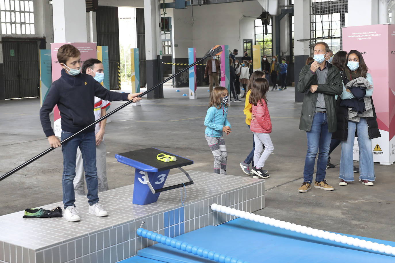Los más pequeños han podido disfrutar ya de los minijuegos paralímpicos en la jornada de 'Homenaje a Teresa Perales' y del taller «Bolsas sobre la marcha» en el Espacio Steinem. Para los adultos también se han celebrado actividades como «Cuerpo consciente», inspirada en el libro 'Revolution from within' de la Premio Princesa de Asturias de Comunicación y Humanides 2021. 