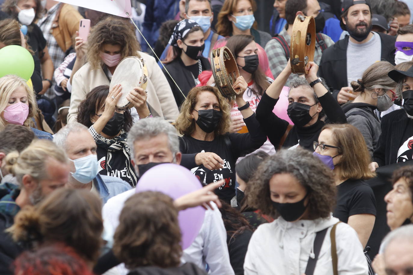 Miles de personas recorren el centro de Oviedo en la concentración por la oficialidad de la llingua. 