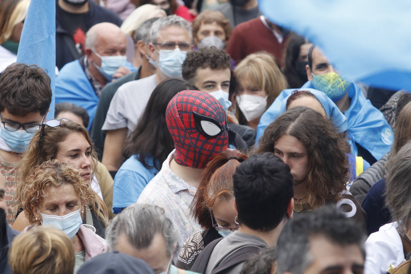 Miles de personas recorren el centro de Oviedo en la concentración por la oficialidad de la llingua. 