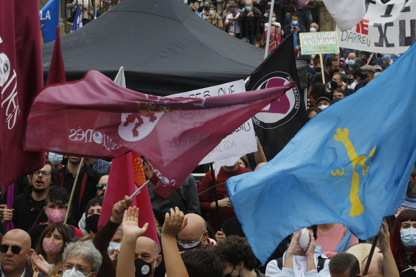 Miles de personas recorren el centro de Oviedo en la concentración por la oficialidad de la llingua. 