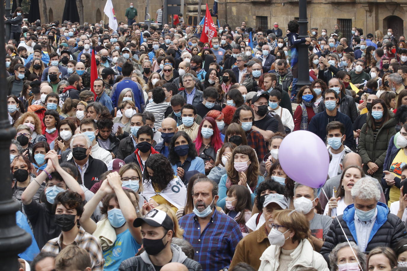Miles de personas recorren el centro de Oviedo en la concentración por la oficialidad de la llingua. 