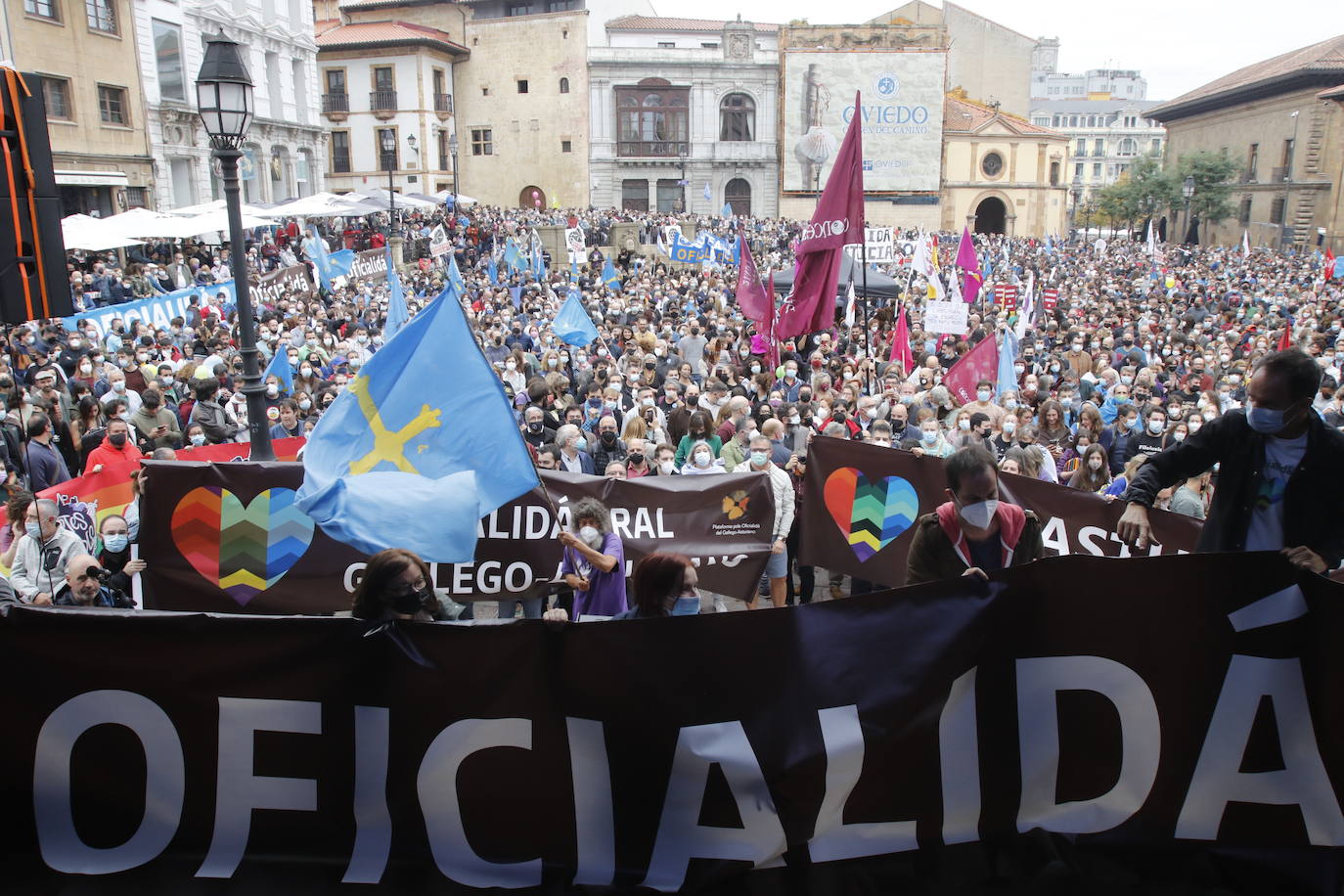 Miles de personas recorren el centro de Oviedo en la concentración por la oficialidad de la llingua. 