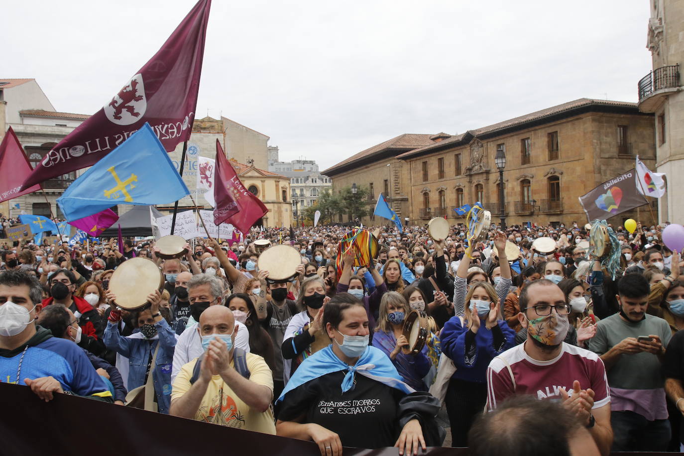 Miles de personas recorren el centro de Oviedo en la concentración por la oficialidad de la llingua. 