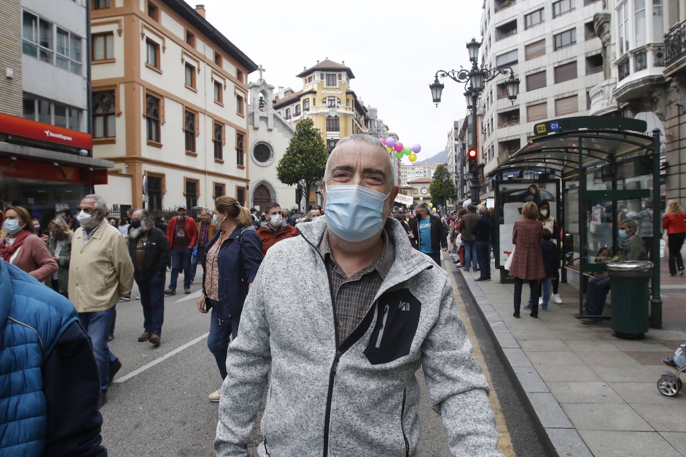 Miles de personas recorren el centro de Oviedo en la concentración por la oficialidad de la llingua. 