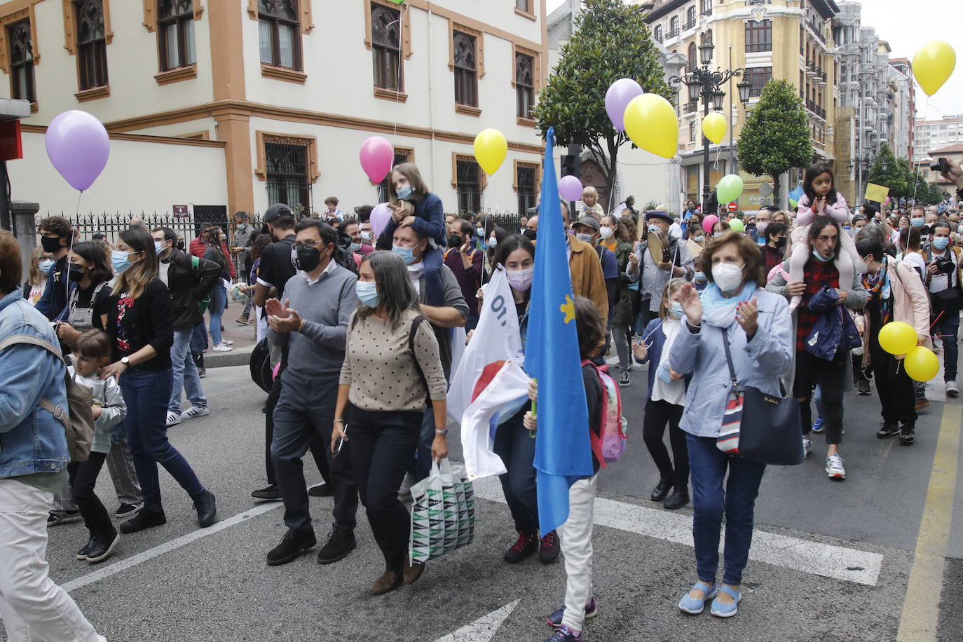 Miles de personas recorren el centro de Oviedo en la concentración por la oficialidad de la llingua. 