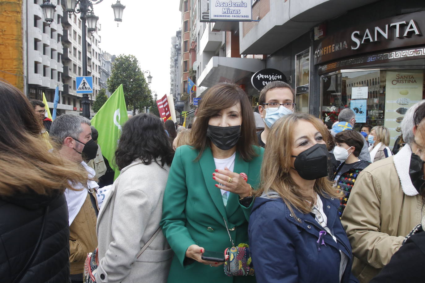 Miles de personas recorren el centro de Oviedo en la concentración por la oficialidad de la llingua. 