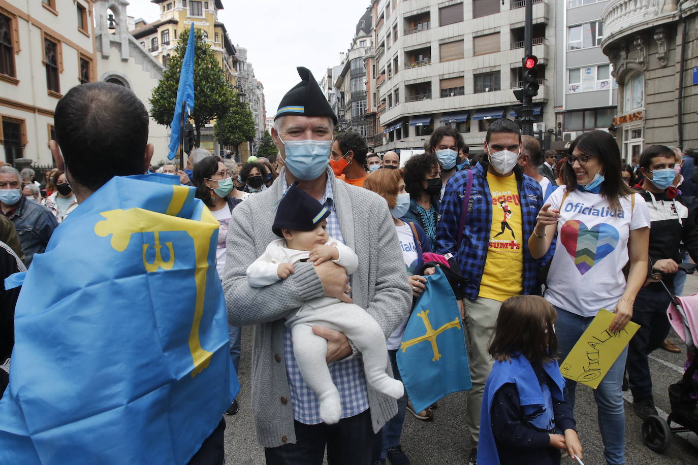Miles de personas recorren el centro de Oviedo en la concentración por la oficialidad de la llingua. 