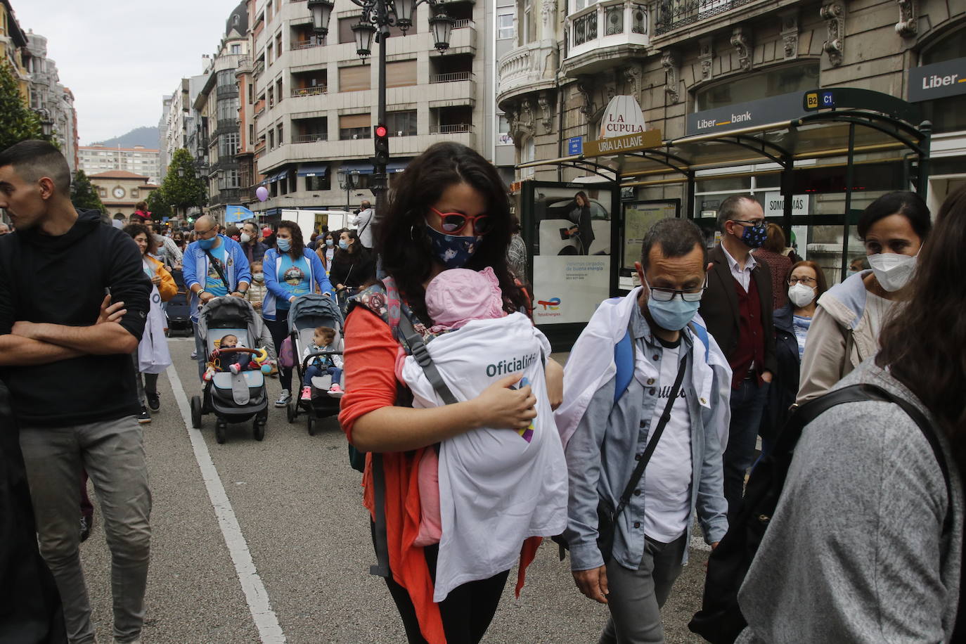 Miles de personas recorren el centro de Oviedo en la concentración por la oficialidad de la llingua. 