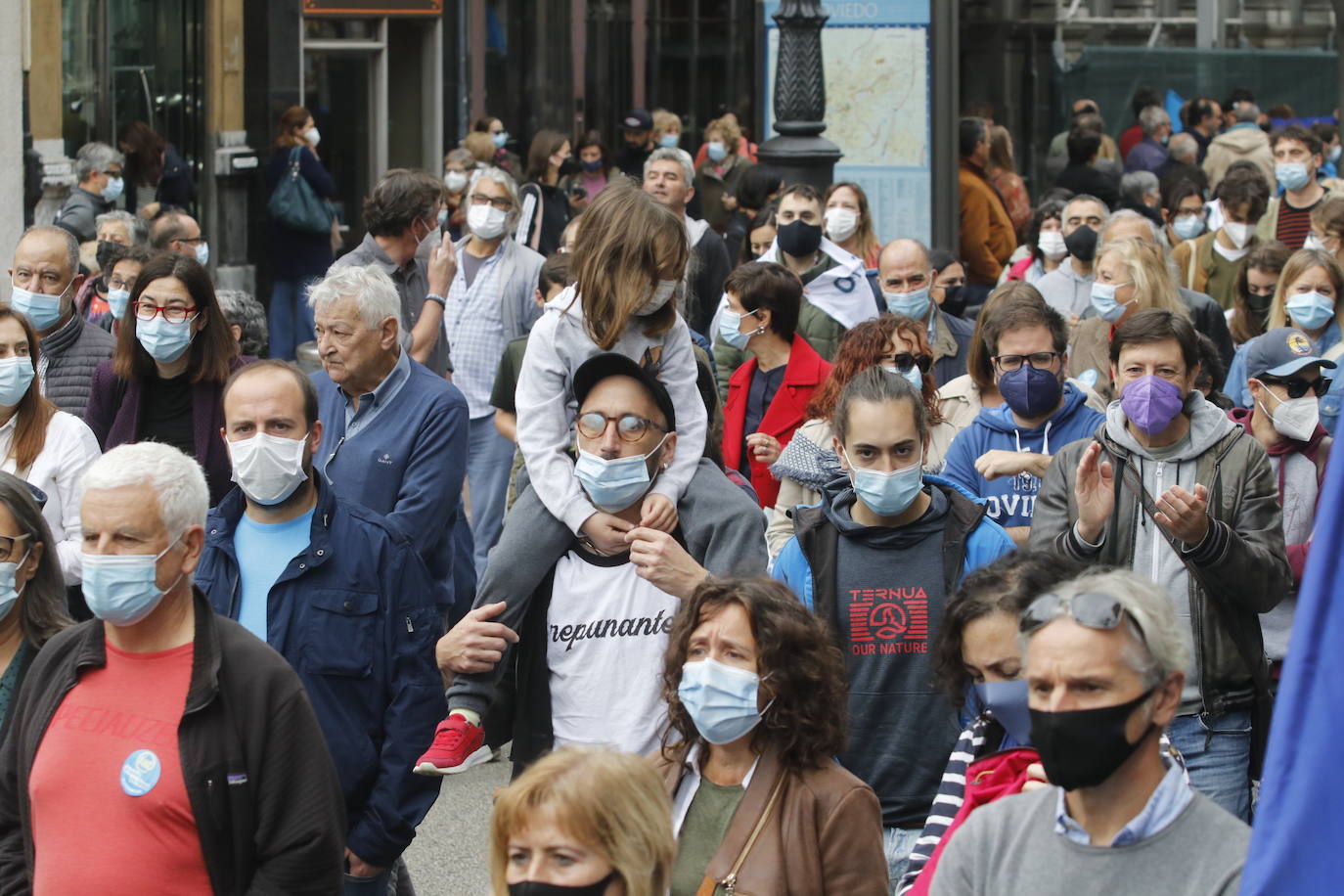 Miles de personas recorren el centro de Oviedo en la concentración por la oficialidad de la llingua. 
