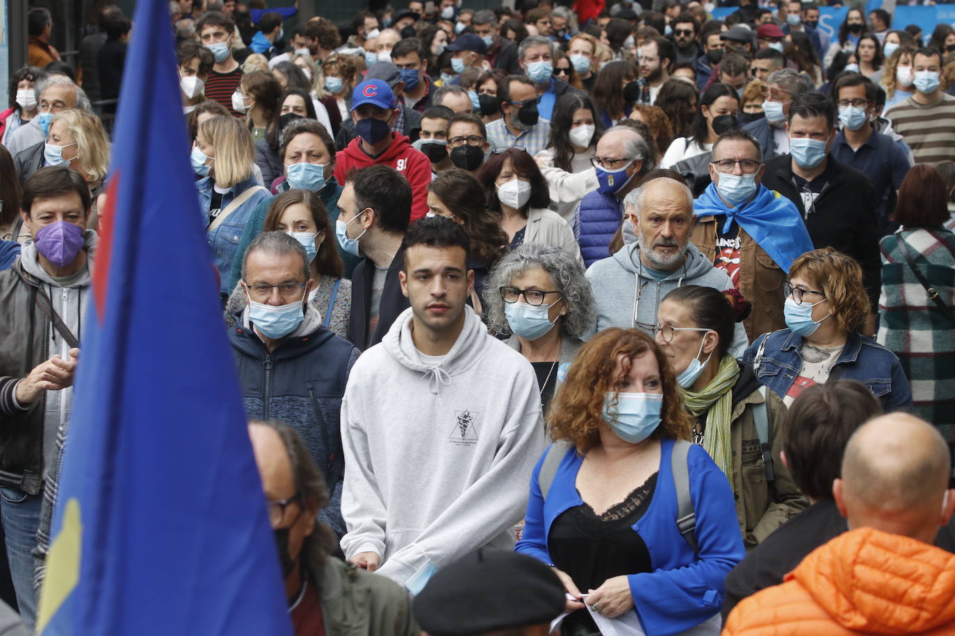 Miles de personas recorren el centro de Oviedo en la concentración por la oficialidad de la llingua. 