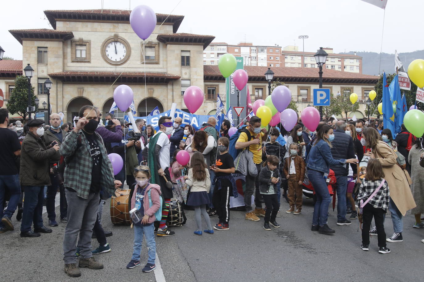Miles de personas recorren el centro de Oviedo en la concentración por la oficialidad de la llingua. 