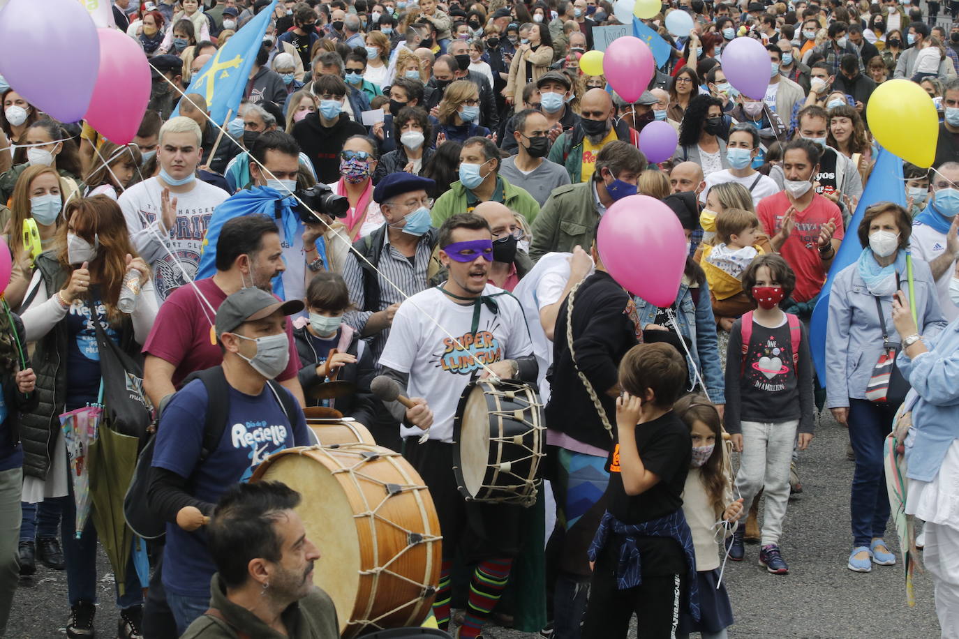Miles de personas recorren el centro de Oviedo en la concentración por la oficialidad de la llingua. 