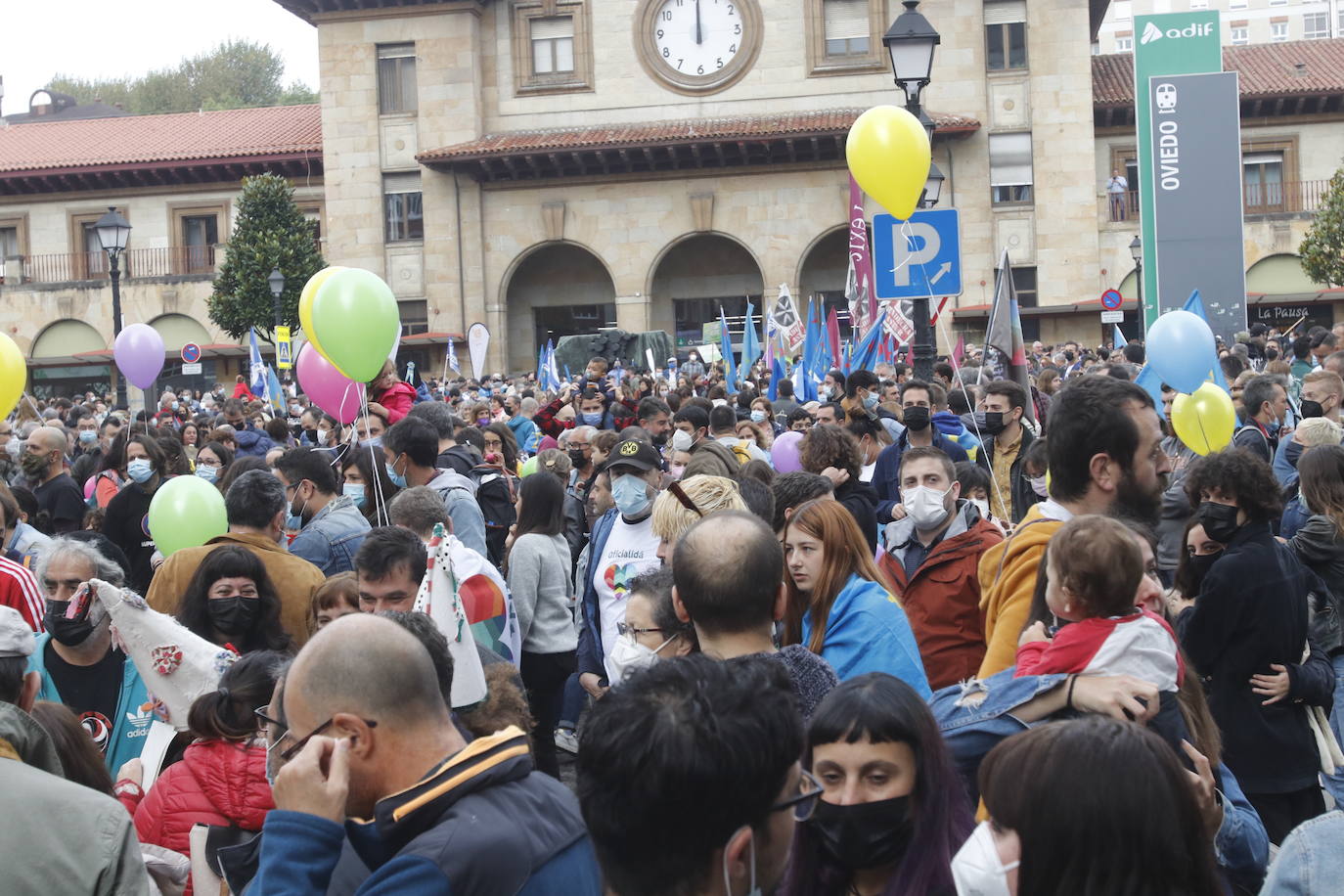 Miles de personas recorren el centro de Oviedo en la concentración por la oficialidad de la llingua. 