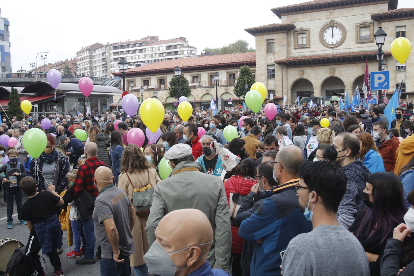 Miles de personas recorren el centro de Oviedo en la concentración por la oficialidad de la llingua. 