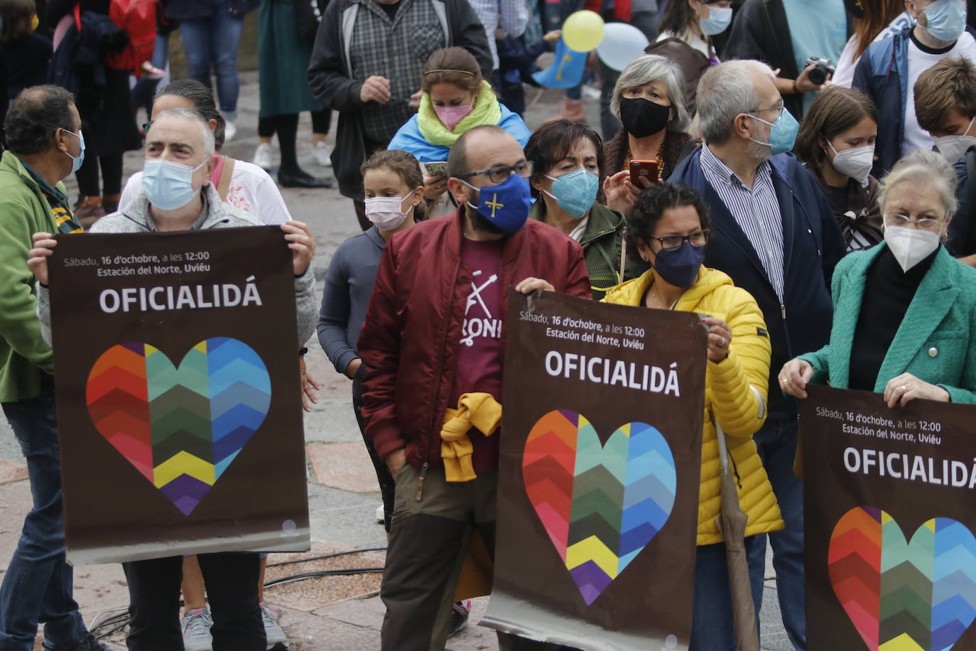 Miles de personas recorren el centro de Oviedo en la concentración por la oficialidad de la llingua. 