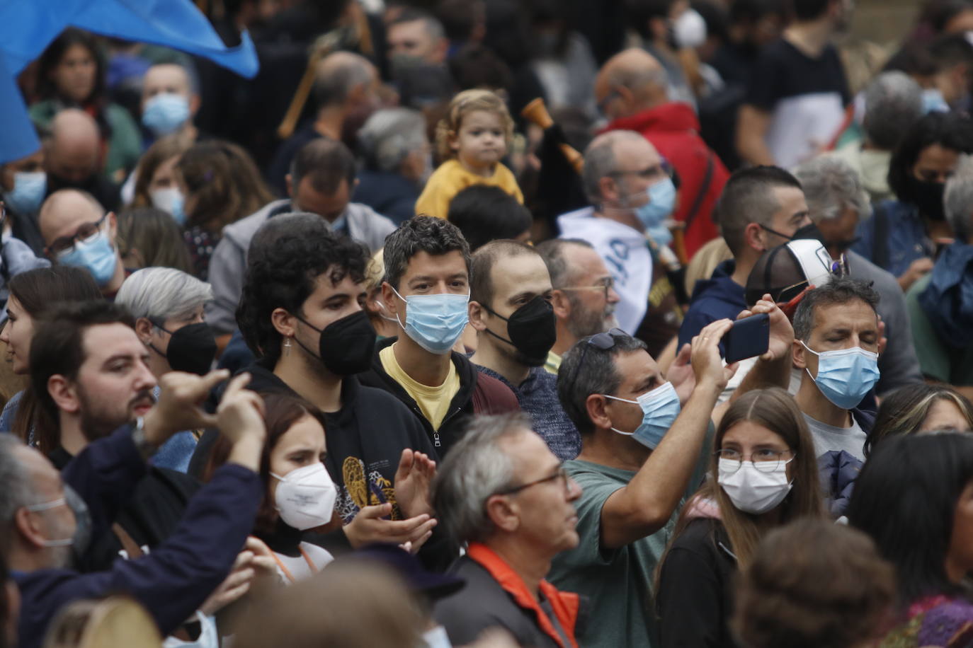 Miles de personas recorren el centro de Oviedo en la concentración por la oficialidad de la llingua. 