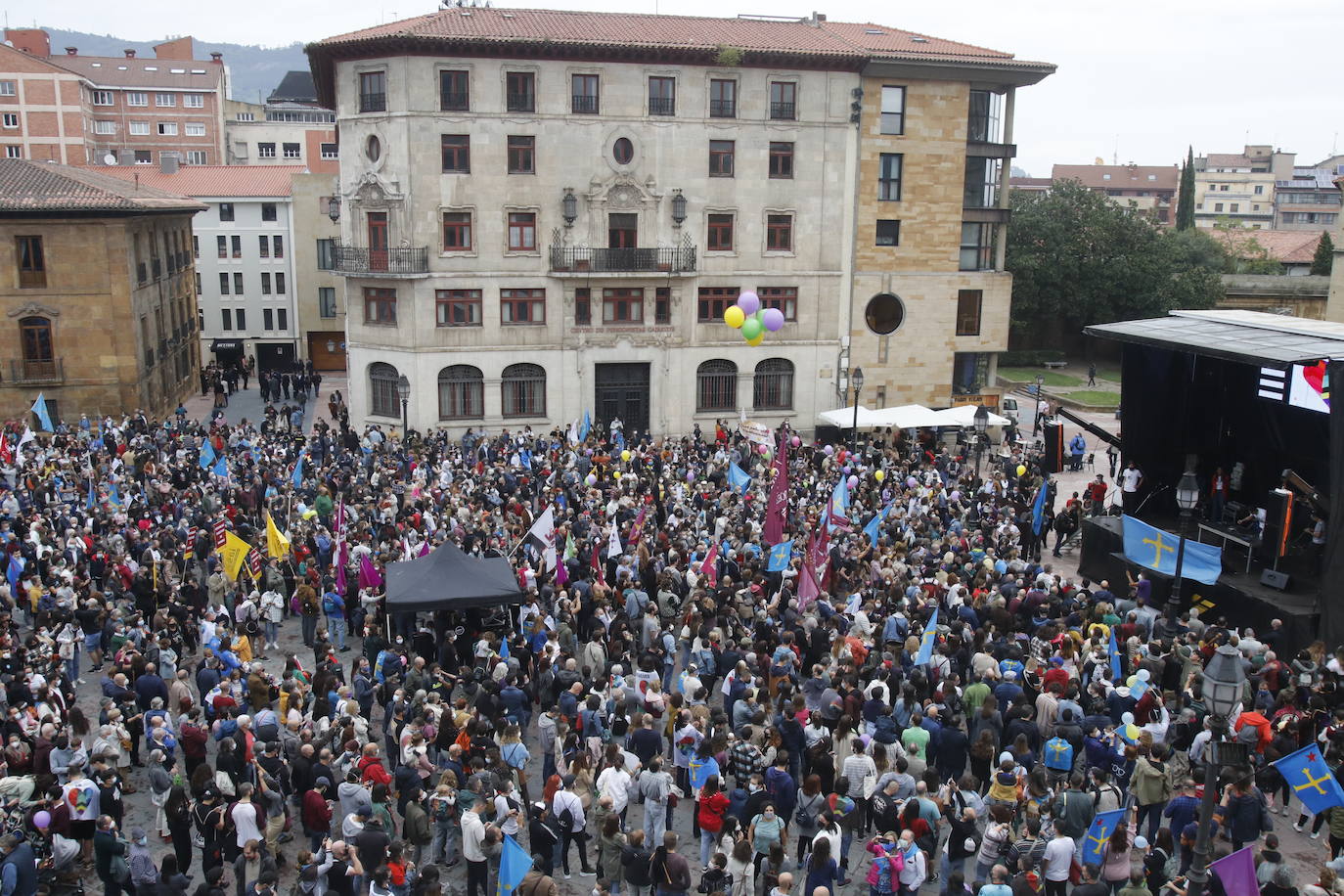 Miles de personas recorren el centro de Oviedo en la concentración por la oficialidad de la llingua. 
