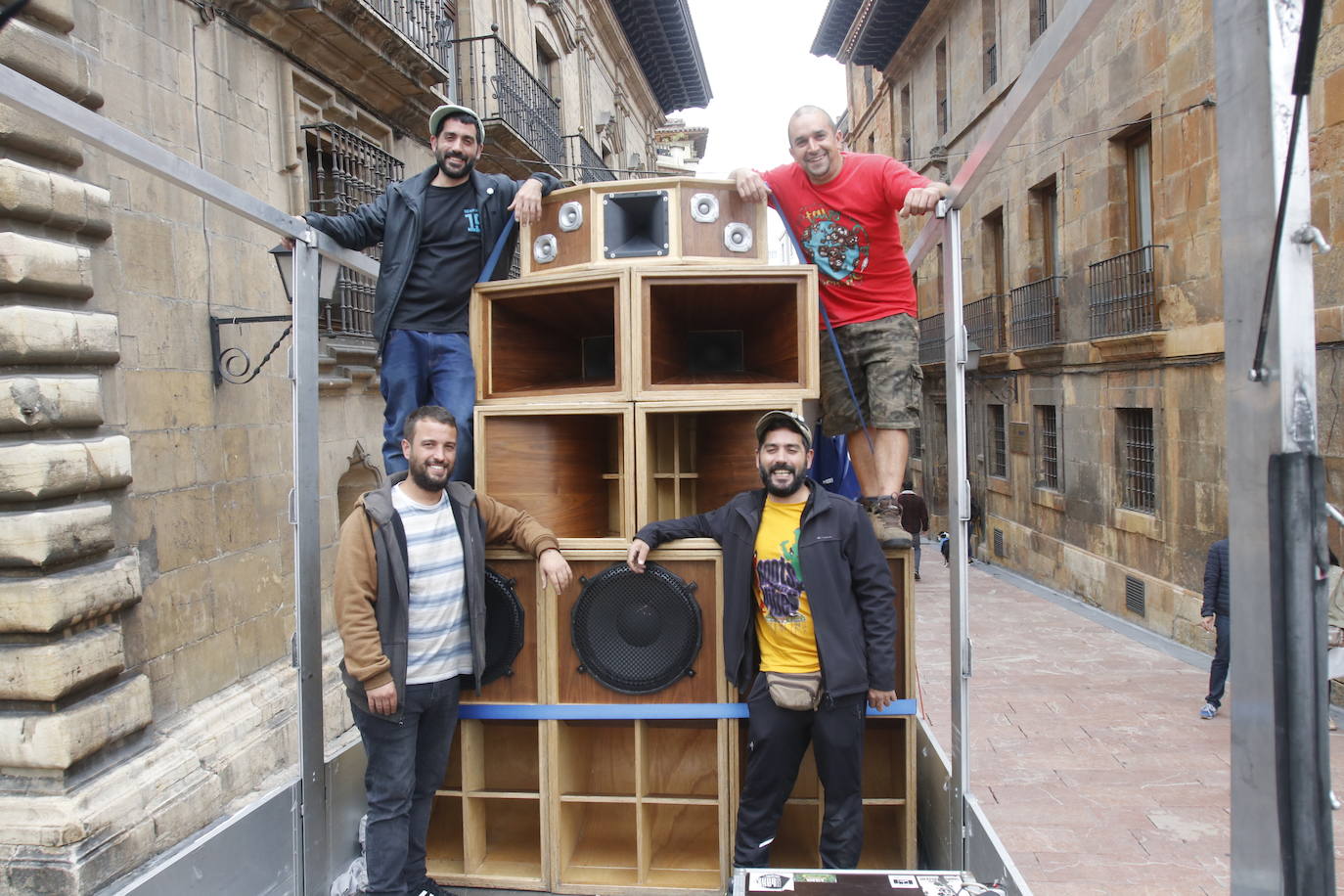 Miles de personas recorren el centro de Oviedo en la concentración por la oficialidad de la llingua. 