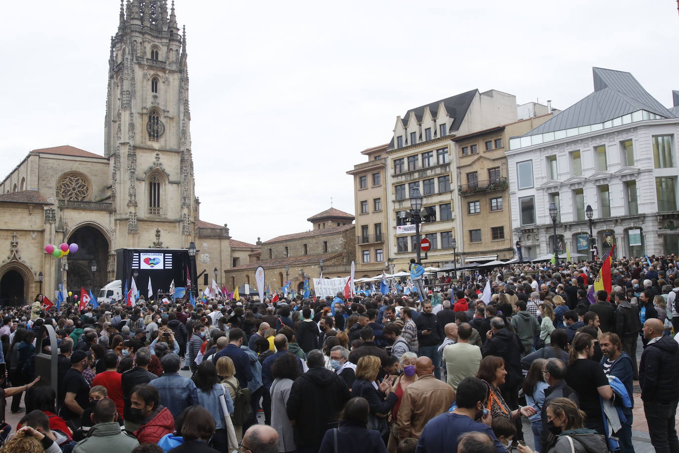 Miles de personas recorren el centro de Oviedo en la concentración por la oficialidad de la llingua. 