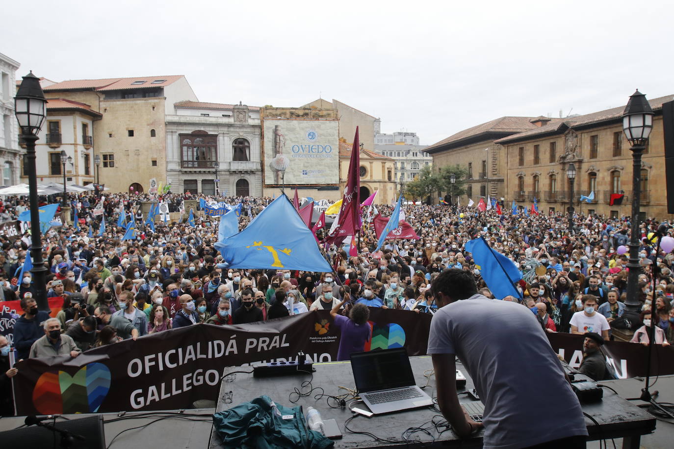 Miles de personas recorren el centro de Oviedo en la concentración por la oficialidad de la llingua. 