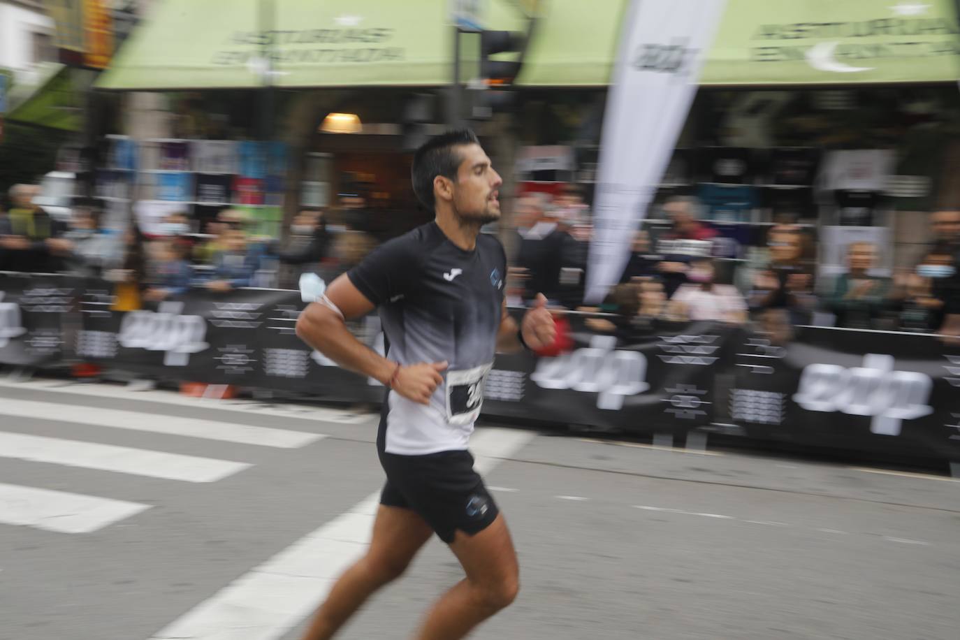 El emblemático trazado que une Cangas de Onís y Covadonga se llenó de 'runners' en su regreso al calendario tras la crisis sanitaria. 