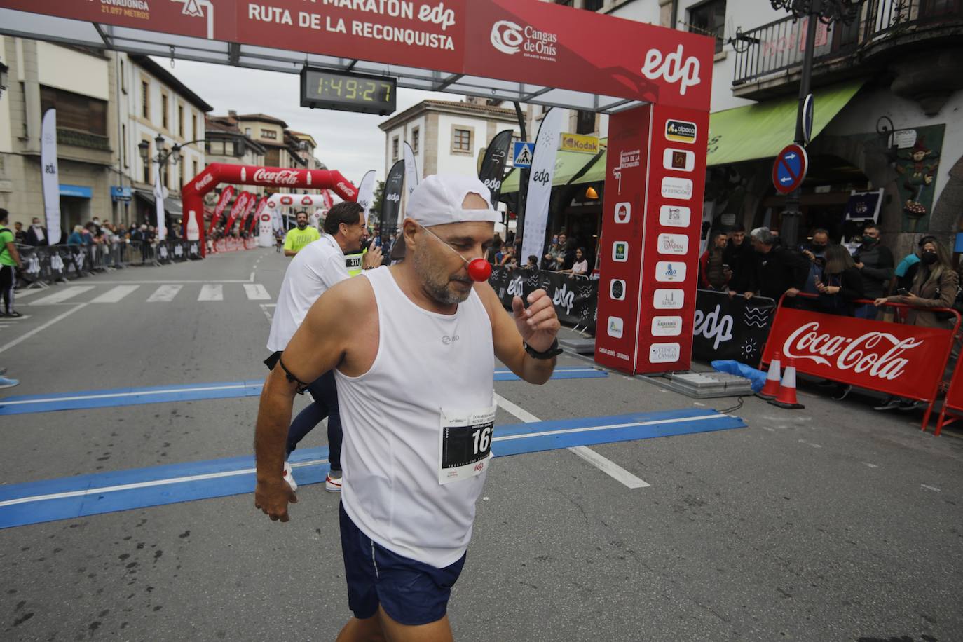 El emblemático trazado que une Cangas de Onís y Covadonga se llenó de 'runners' en su regreso al calendario tras la crisis sanitaria. 