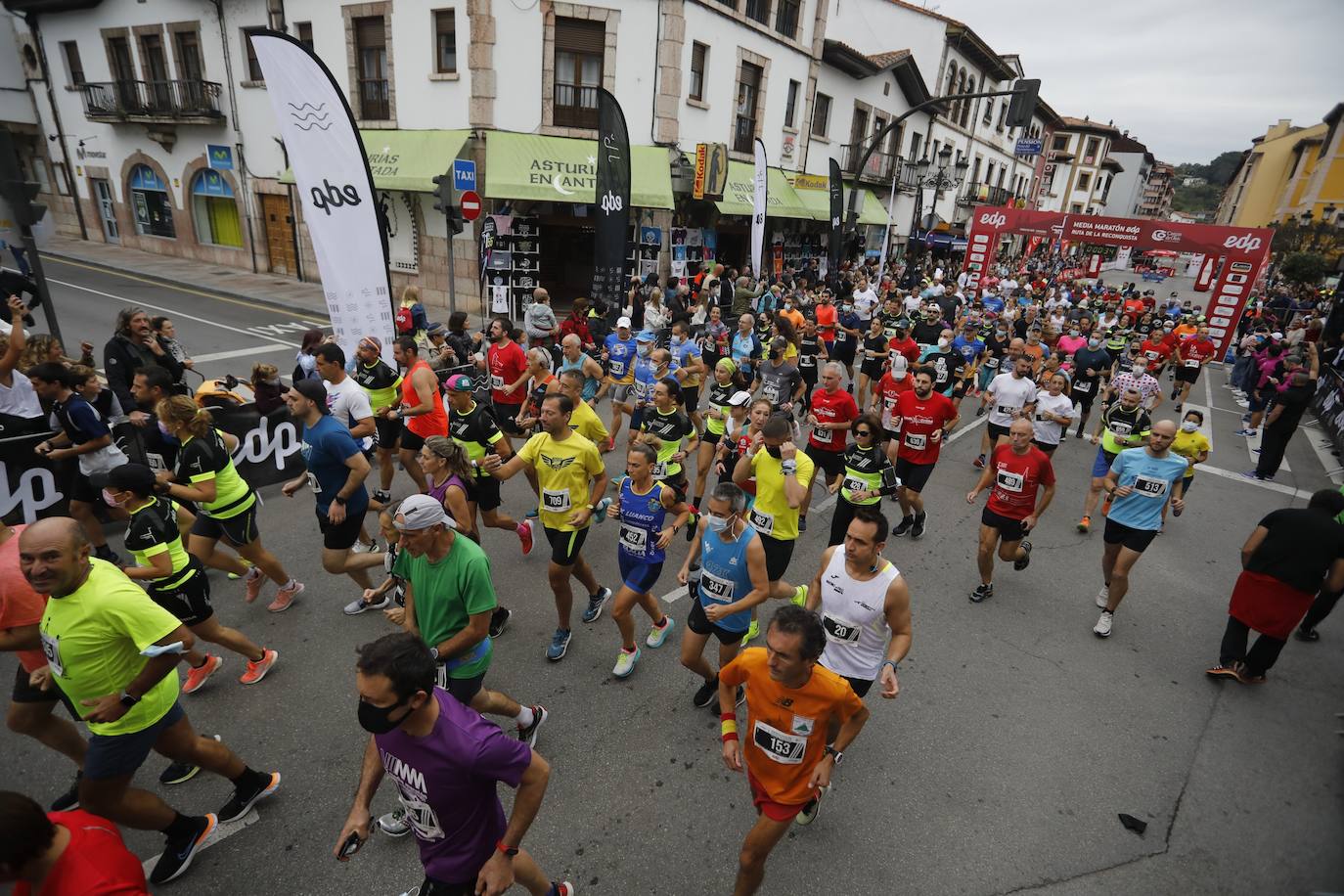 El emblemático trazado que une Cangas de Onís y Covadonga se llenó de 'runners' en su regreso al calendario tras la crisis sanitaria. 