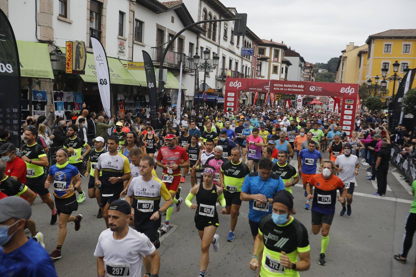 El emblemático trazado que une Cangas de Onís y Covadonga se llenó de 'runners' en su regreso al calendario tras la crisis sanitaria. 