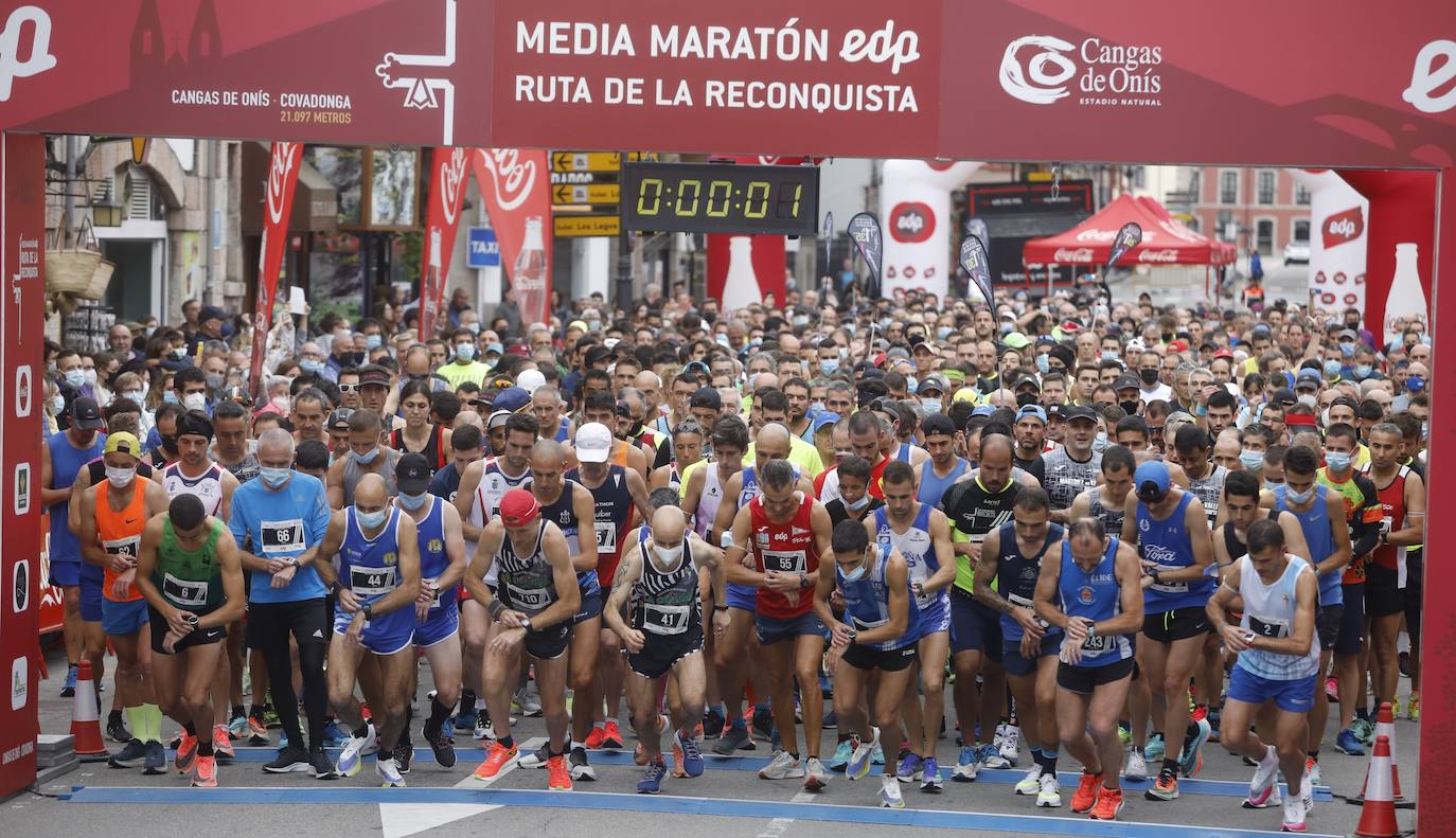 El emblemático trazado que une Cangas de Onís y Covadonga se llenó de 'runners' en su regreso al calendario tras la crisis sanitaria. 