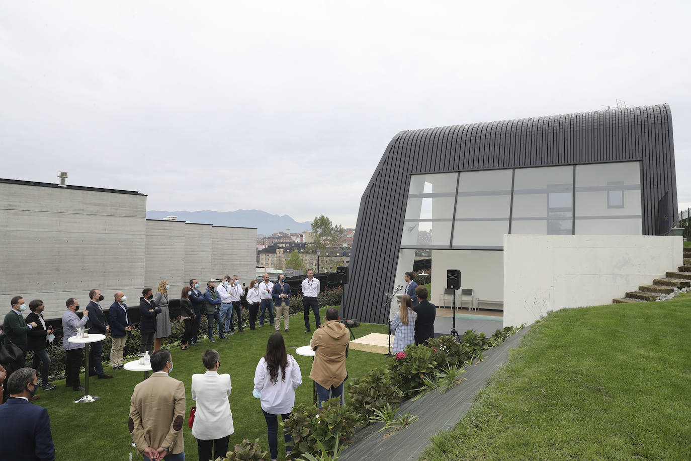 Sunthalpy ha celebrado su primer anivesario de desconexión. Una vivienda en Oviedo totalmente desconectada en el último año, tanto de la red eléctrica como de cualquier otra fuente de energía de origen fósil. 100% solar. Con cero costes. Un hito a nivel mundial
