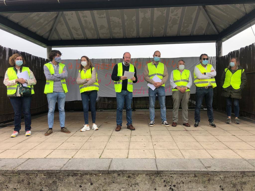 Más de trescientas personas se han concentrado en Santolaya para protestar por las carencias sanitarias que vive en concejo.«No reivindicamos más recursos sino que no nos quiten lo que tenemos», aseguró el alcalde Gerardo Fabián. Durante la marcha se leyó un manifiesto. «Es una cuestión de organización interna, únicamente, pero no nos pueden quitar a nosotros siempre para dar a otros y nunca a la inversa», añadió el regidor.