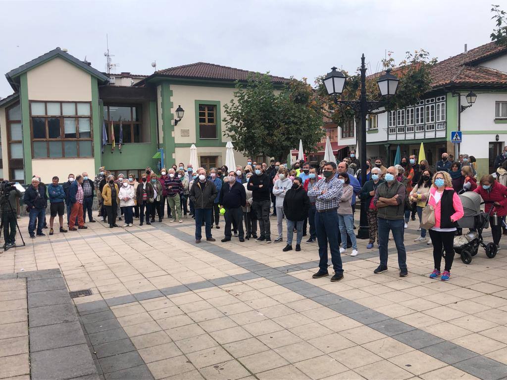 Más de trescientas personas se han concentrado en Santolaya para protestar por las carencias sanitarias que vive en concejo.«No reivindicamos más recursos sino que no nos quiten lo que tenemos», aseguró el alcalde Gerardo Fabián. Durante la marcha se leyó un manifiesto. «Es una cuestión de organización interna, únicamente, pero no nos pueden quitar a nosotros siempre para dar a otros y nunca a la inversa», añadió el regidor.