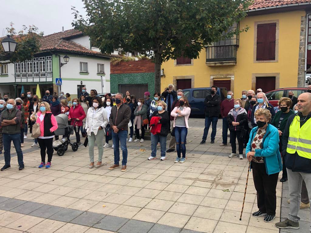 Más de trescientas personas se han concentrado en Santolaya para protestar por las carencias sanitarias que vive en concejo.«No reivindicamos más recursos sino que no nos quiten lo que tenemos», aseguró el alcalde Gerardo Fabián. Durante la marcha se leyó un manifiesto. «Es una cuestión de organización interna, únicamente, pero no nos pueden quitar a nosotros siempre para dar a otros y nunca a la inversa», añadió el regidor.