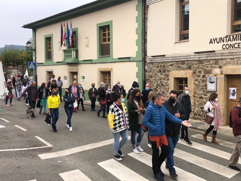 Más de trescientas personas se han concentrado en Santolaya para protestar por las carencias sanitarias que vive en concejo.«No reivindicamos más recursos sino que no nos quiten lo que tenemos», aseguró el alcalde Gerardo Fabián. Durante la marcha se leyó un manifiesto. «Es una cuestión de organización interna, únicamente, pero no nos pueden quitar a nosotros siempre para dar a otros y nunca a la inversa», añadió el regidor.