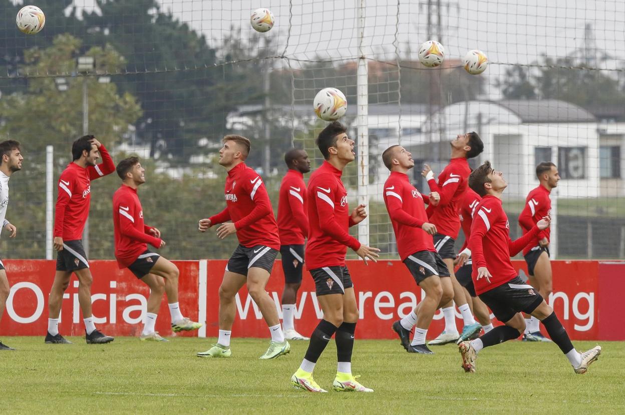 Los jugadores sportinguistas tocan balón con un tono distendido durante el calentamiento.