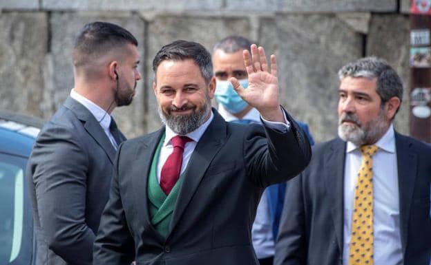 Imagen principal - El presidente de Vox, Santiago Abascal; su mujer,. la influencer Lidia Bedman; y la diputada Macarena Olona, entre los asistentes a la boda de Ortega Smith. 